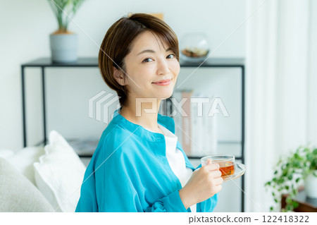 Woman relaxing in the living room 122418322