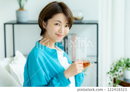 Woman relaxing in the living room 122418323