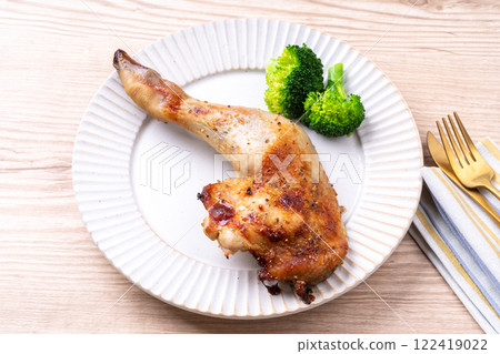 Oven-baked bone-in chicken thighs 122419022