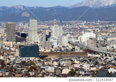 福井市中心的高層建築以及從福井站出發的北陸新幹線 122419567