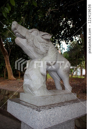 Kitakyushu City Kokuraminami Ward Kuzuhara Hachiman Shrine [Guardian lion, wild boar] Vertical position 122419636