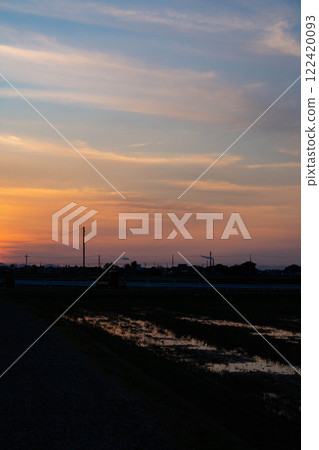 [Sunset material] Scenery of the Ainokaze Toyama Railway at dusk [Toyama Prefecture] 122420093