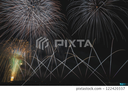 在靜岡縣燒津市燒津漁港舉辦的燒津海上煙火大會上,夜空綻放的煙火 在靜岡縣燒津市燒津漁港舉辦的燒津海上煙火大會上,夜空綻放的煙火 122420337