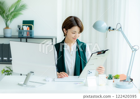 Business woman working in the office 122420395