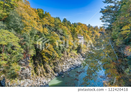 飯田市的天龍川風景和紅葉已開始的天龍峽風景區(長野縣) 飯田市的天龍川風景和紅葉已開始的天龍峽風景區(長野縣) 122420418