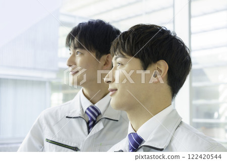 兩個穿著工作服的年輕人的肖像 兩個穿著工作服的年輕人的肖像 122420544