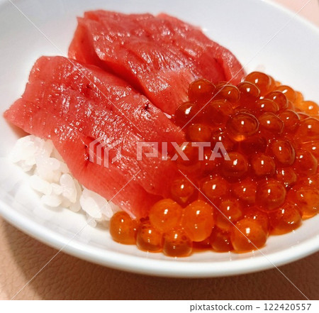 Salmon roe marinated in soy sauce and tuna sashimi rice bowl Salmon roe marinated in soy sauce and tuna sashimi rice bowl 122420557