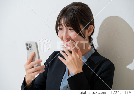 驚訝的日本女人看著她的智慧型手機 驚訝的日本女人看著她的智慧型手機 122421139