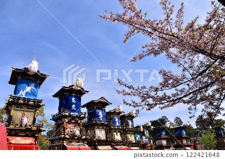 春天的犬山祭，很多汽車，機關娃娃，美麗的櫻花和藍天 122421648