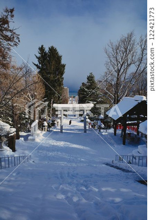 雪景和鳥居 - 日本傳統美景和清澈的冬季空氣 122421773