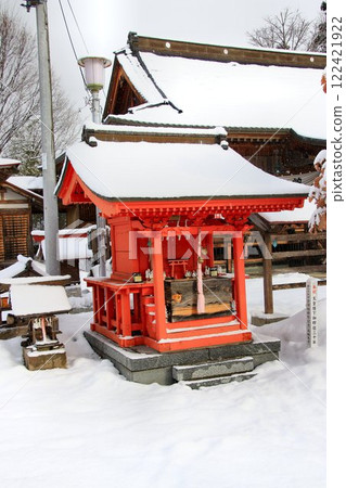 Inari Shrine in a snowy landscape... Inari Shrine at Aizu-Tajima "Tadeuga Shrine" 122421922