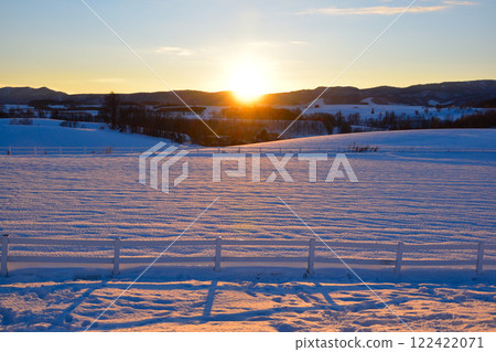 Evening scenery in winter, Biei Town, Shin-Ei Hill Evening scenery in winter, Biei Town, Shin-Ei Hill 122422071