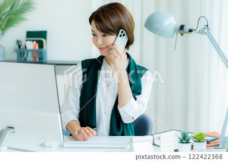 叫與智能手機的女商人 叫與智能手機的女商人 122422368