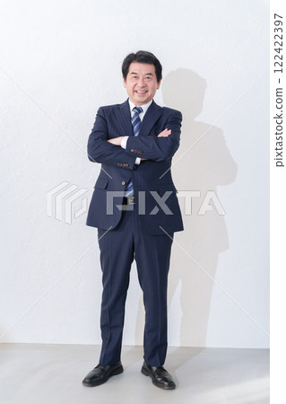 Businessman's whole body 122422397