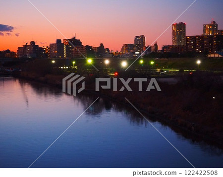 荒川沿岸的高樓大廈和美麗的日落景色 122422508