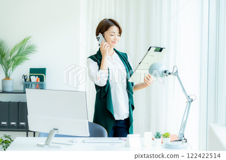 叫與智能手機的女商人 叫與智能手機的女商人 122422514