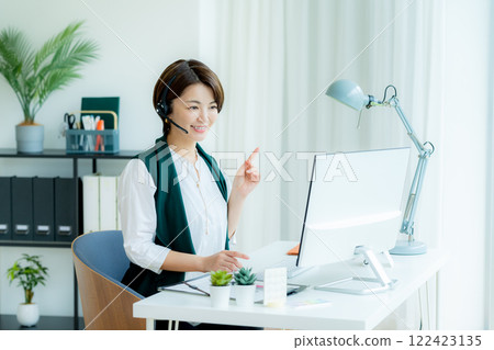 在辦公室工作的女性操作員 在辦公室工作的女性操作員 122423135