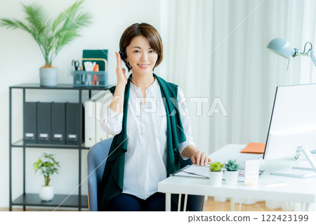 Female operator working in the office 122423199