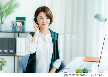 在辦公室工作的女性操作員 在辦公室工作的女性操作員 122423230
