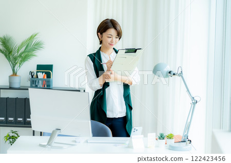 Business woman working in the office 122423456
