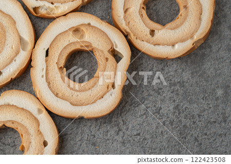 Kurumafu 在灰色的背景上 122423508