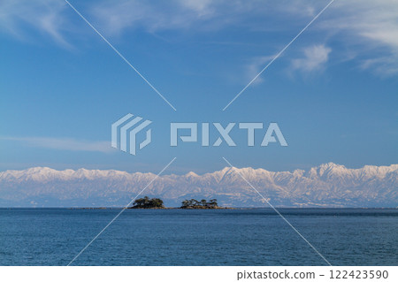 （富山展望台）三月從雨晴海岸遠眺恩內岩、阿布島和白雪皚皚的立山連峰 122423590