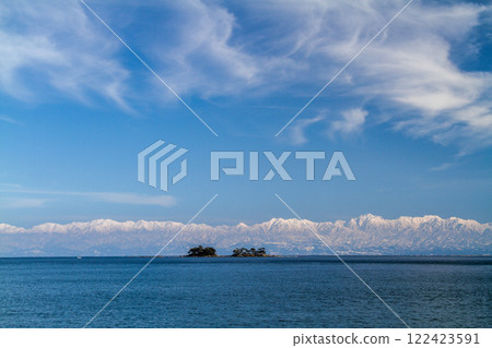 (Toyama Viewpoint) Onnaiwa, Abugashima and the snow-capped Tateyama mountain range from Amaharashi Coast, March (Toyama Viewpoint) Onnaiwa, Abugashima and the snow-capped Tateyama mountain range from Amaharashi Coast, March 122423591