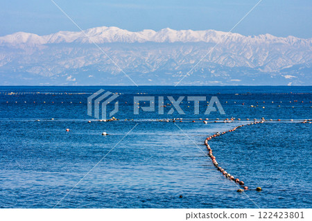 (Toyama Viewpoint) Onnaiwa, Abugashima and the snow-capped Tateyama mountain range from Amaharashi Coast, March (Toyama Viewpoint) Onnaiwa, Abugashima and the snow-capped Tateyama mountain range from Amaharashi Coast, March 122423801
