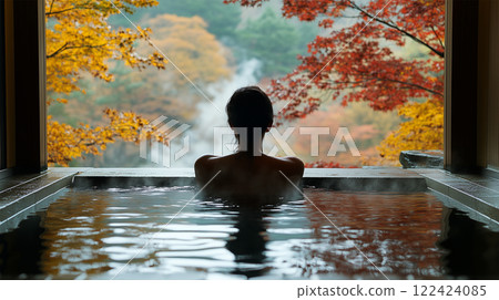 在旅館的露天浴池中一邊欣賞紅葉，一邊放鬆身心。 122424085
