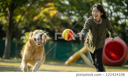 日本婦女在遛狗場和她的狗狗玩耍 日本婦女在遛狗場和她的狗狗玩耍 122424106
