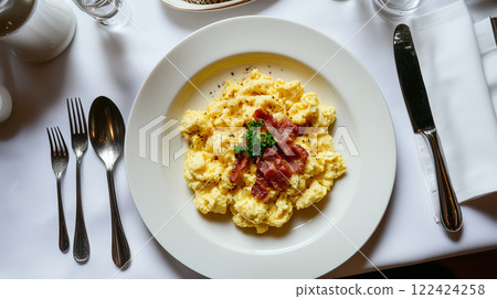 傳統早餐，露天市場，盛在白盤上。 122424258