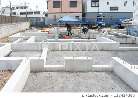 Construction of the foundation for a new apartment building 122424396