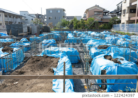 混凝土澆築前用藍色防水布保護地基 122424397