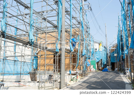 An oblique view of the construction of multiple prefabricated houses 122424399