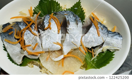 日式手工鯖魚碗，飾以胡蘿蔔、白蘿蔔、紫蘇葉 122425200