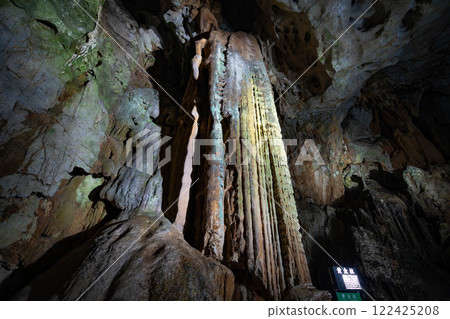 Close-up of the golden pillar 122425208