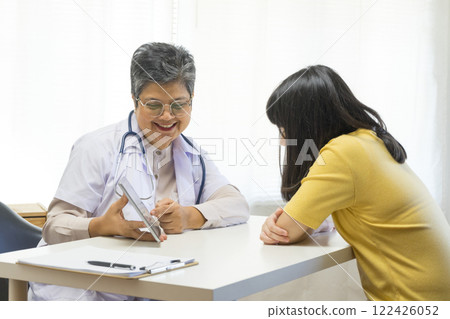 Depressed asian girl having consultation with psychologist at clinic. 122426052