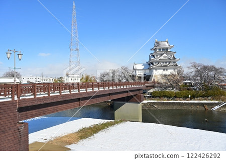 Sunomata Ichiya Castle and Taiko Shusse Bridge (Ogaki City, Gifu Prefecture) A clear, snowy day Sunomata Ichiya Castle and Taiko Shusse Bridge (Ogaki City, Gifu Prefecture) A clear, snowy day 122426292