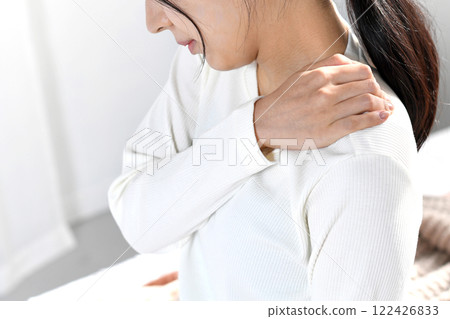 亞洲婦女在床上肩膀僵硬 亞洲婦女在床上肩膀僵硬 122426833