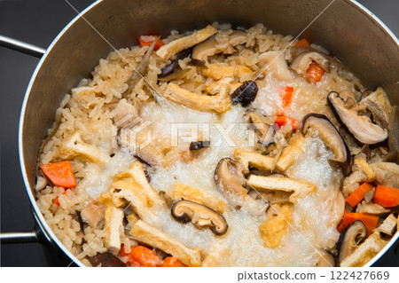 A delicious gomoku gohan made by cooking rice cakes and other rice left over from New Year's together. 122427669