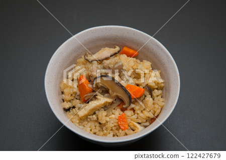 用元旦剩下的年糕和米製成的五子飯，味道濃鬱。 122427679