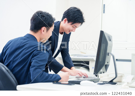 穿著商務休閒服的男性商人 穿著商務休閒服的男性商人 122431040