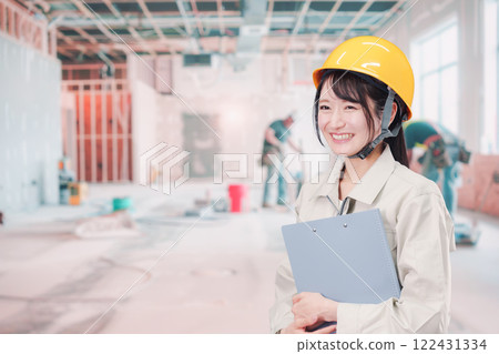 一名在建築工地管理施工的婦女 一名在建築工地管理施工的婦女 122431334