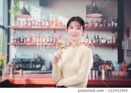 年輕女子在酒吧喝酒 年輕女子在酒吧喝酒 122431405