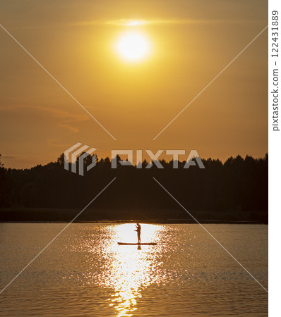 Landscape shot of the lake 122431889