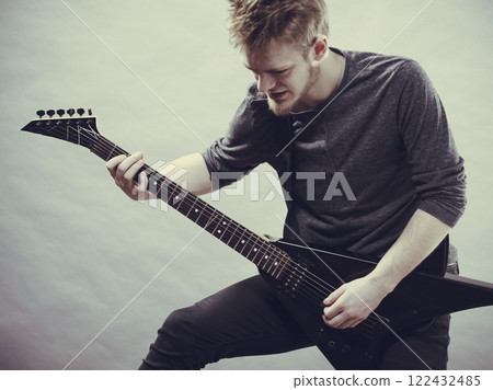 Man playing on electric guitar 122432485