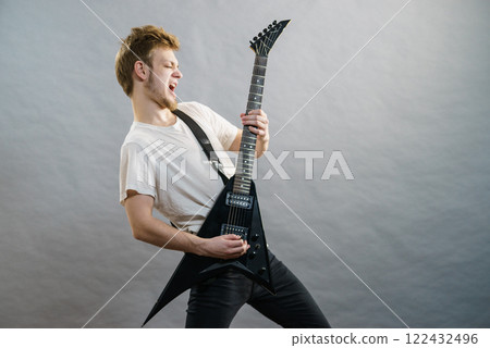 Man playing on electric guitar 122432496