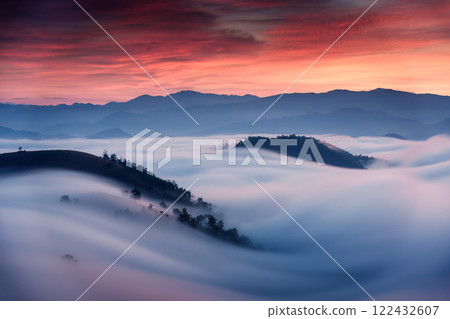 Sea of fog flowing on hill in countryside at sunrise 122432607
