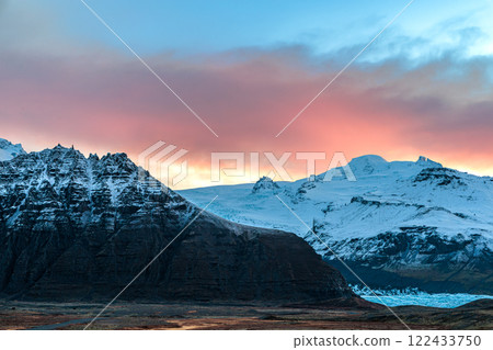 Morning atmosphere at the Svinafellsjokull glacier on the island of Iceland 122433750