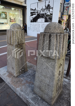 The main pillar (giboshu) of Kodoro Bridge on the sidewalk of Shinkawa Street 122435408